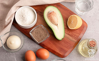 Приготовьте необходимые ингредиенты. Помойте авокадо и лимон. Яйца сварите.