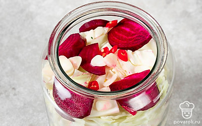 Повторите слои так, чтобы свекла на этот раз оказалась сверху.