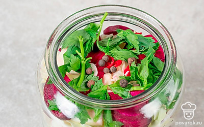 Положите к овощам веточки сельдерея, душистый перец и кориандр.