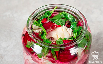 Залейте содержимое контейнера соленой водой, подготовленной заранее. Налейте воду так, чтобы она закрыла овощи. 