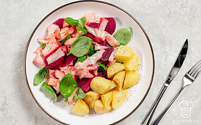 Нарежьте маринованную капусту со свеклой полосками желаемой толщины и подавайте с отварным картофелем.