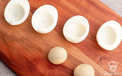 Яйца остудите и очистите. Разрежьте пополам и извлеките желток.