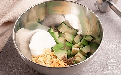 С авокадо удалите кожуру и порежьте мякоть на мелкие части. Переложите все ингредиенты в отдельную емкость и добавьте майонез. Измельчите блендером. Сбрызните соком лимона и добавьте специи, все тщательно перемешайте.