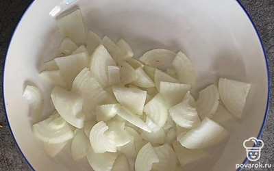 Лук нарезать полукольцами.