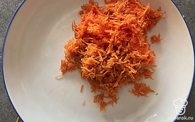 Морковь натереть на терке.