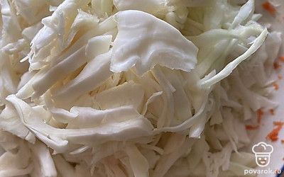 Капусту нашинковать.