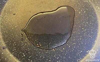 На разогретую сковородку влить масло.