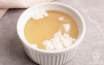 Соедините муку с водой, все хорошо перемешать.