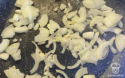 Добавить лук и обжарить до золотистости.