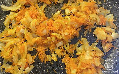 Далее добавить морковь, обжарить вместе с луком.