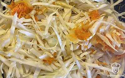 К луку и моркови добавить капусту.