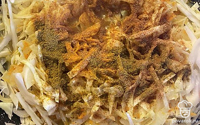 К капусте добавить специи, перемешать, продолжить тушить.