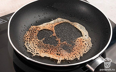 Поставьте сковороду на огонь, немного смажьте сковороду. Тонкой струйкой влейте приготовленное тесто. Получившуюся ажурную сеть разделить на небольшие кусочки.