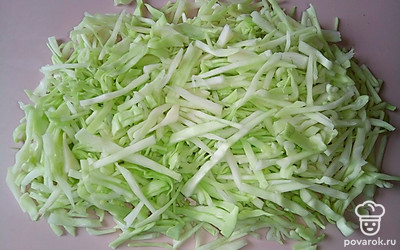 Накрошите капусту тонкой соломкой. Немного обжарьте и тушите с небольшим количеством растительного масла. Посолите и поперчите. Воду добавляйте понемногу, чтобы капуста тушилась, а не просто варилась. Тушите 10 минут.