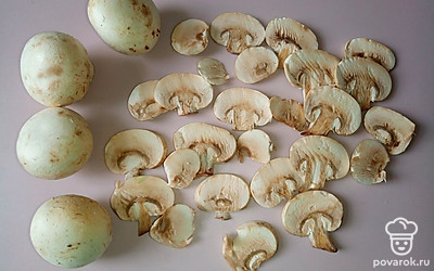 Грибы промойте и нарежьте пластинами. 