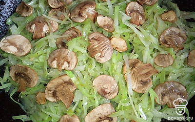 Спустя 10 минут добавьте к капусте нарезанные шампиньоны, перемешайте и тушите вместе до готовности. Если требуется, добавьте соль, а также сушеный чеснок по вкусу. Время от времени не забывайте помешивать.