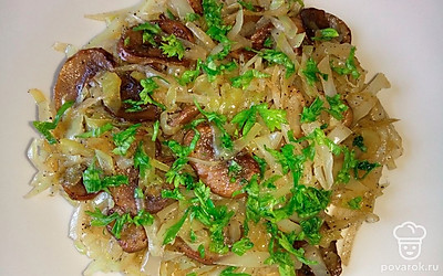 При подаче посыпьте мелко нарезанной свежей зеленью.