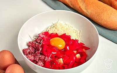 Сделайте начинку. Соедините колбасу, сыр, перец, помидор, соль и сырое яйцо.