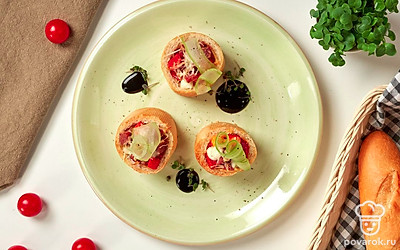 Перед подачей посыпьте бочонки из багета с сырокопченой колбасой зеленью укропа. Подавайте в теплом виде.