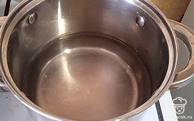 В кастрюлю наливаем воду.