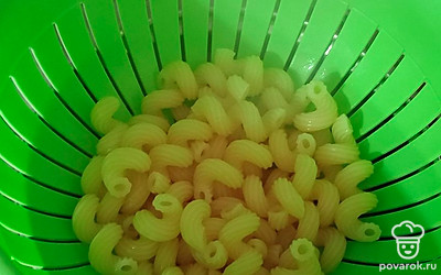 Готовые макароны помещаем в дуршлаг, сливаем воду.