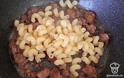 Добавляем макароны к тушенке.