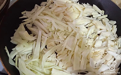 На разогретую сковороду добавляем растительное масло и выкладываем капусту.