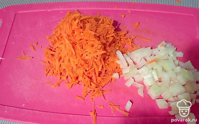 Морковь натираем на терке, лук режем кубиками.