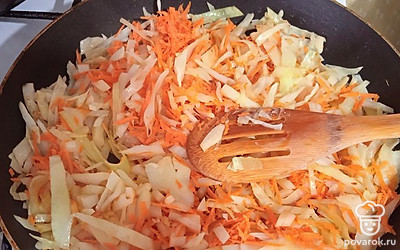 Добавляем к капусте. Солим, перчим, приправляем сахаром.