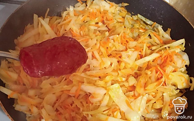 Выкладываем томатную пасту.