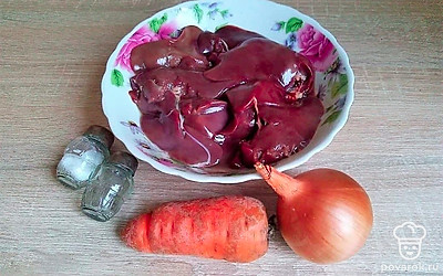 Вымойте куриную печень и нарежьте небольшими кусочками. Лук очистите, промойте и мелко нашинкуйте. Морковь очистите, промойте, натрите на терке.