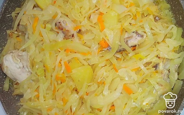 Квашеная капуста с картошкой и курицей на сковороде — Рецепт с фото