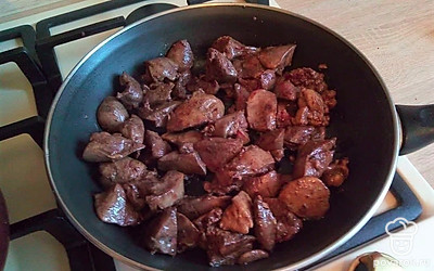 Нагрейте сковороду с растительным маслом и отправьте печень обжариваться около 3 минут на сильном огне. Переверните и проделайте то же самое.
