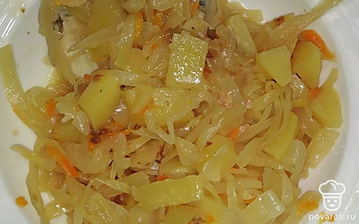 Капусту с картошкой и курицей подаем горячими.