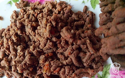 После готовности печени, отправьте содержимое сковороды в блендер. Измельчите продукты до однородного состояния. Посолите и поперчите по вкусу.