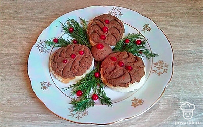 Готовый паштет отправьте в удобную посуду. Намажьте его на несколько ломтиков свежего хлеба. Сформируйте из массы небольшие шарики, и поместите все на общую тарелку. Украсьте блюдо укропом и свежими ягодами.