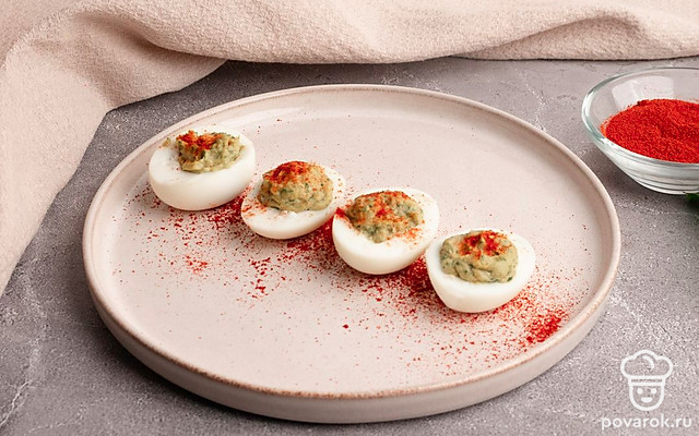 Яйца, фаршированные авокадо с паприкой — Рецепт с фото