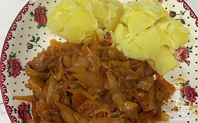 Капуста, тушенная со свининой и овощами — Рецепт с фото