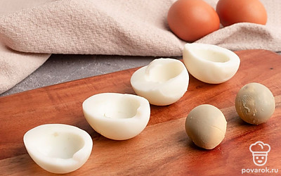 Яйца остудите и аккуратно очистите. Разрежьте пополам и удалите желток.
