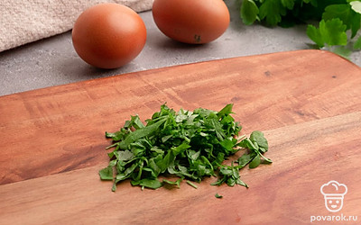 Зелень и авокадо мелко порежьте. Желток потрите на терке.