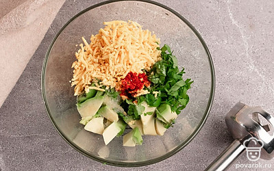 Соедините желток, авокадо, зелень и измельчите блендером до однородной массы. Добавьте паприку и соль, и еще раз взбейте блендером.