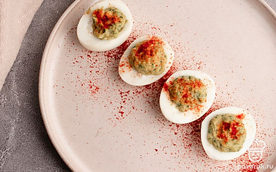 Сбрызните полученную смесь соком лимона. Аккуратно наполните белок. Сверху присыпьте паприкой.