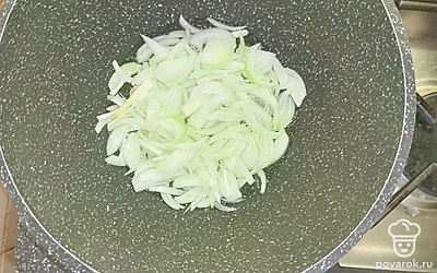 Нарезанный лук тушим с небольшим количеством воды 10 минут.