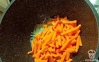 Добавляем нарезаную морковь (не натертую на терке, а нарезанную). Тушим еще 15 минут.