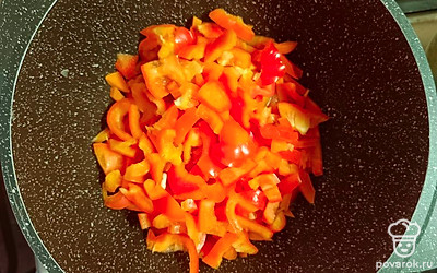 Добавляем болгарский перец и тушим еще 15 минут.