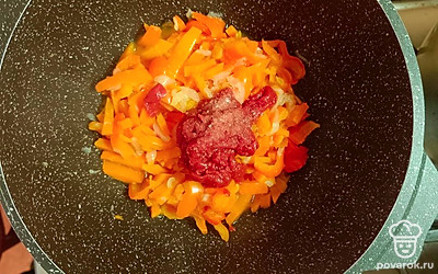 Добавляем томатную пасту, куркуму и соль. Тушим еще 10 минут.