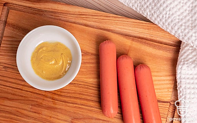 Снимите упаковку с сосисок. Горчицу для блюда возьмите любую по вашему вкусу, например, русскую или дижонскую.