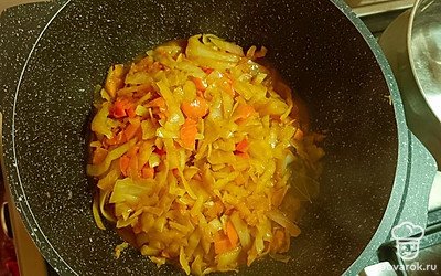 Когда воды останется совсем чуть-чуть (не вся должна испариться), добавляем столовую ложку муки и перемешиваем. Готовим еще 10 минут. Блюдо готово!