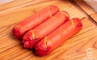 Выложите сосиски на тарелку и отправьте в микроволновку. Выставите мощность 750 Вт (или самую высокую) и время 2 минуты. Нажмите на «Старт».