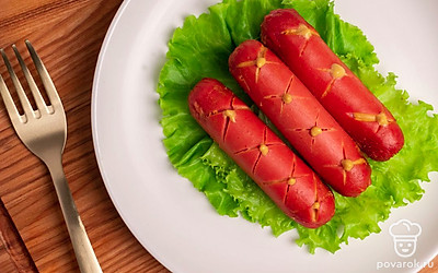 Готовые сосиски достаньте из микроволновки и выложите на листья салата по желанию. Приятного аппетита!